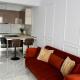 Luxe Central Apt: Free Parking, オラデア - 写真 7
