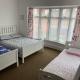 BARBIE HOUSE , 2 Bedroom Garden Apartment with Private Car Space , Opposite Paignton Pier , 2 Double Beds , 2 Single beds Kitchen & Air Fryer , Reception to Help you - Fotografie 6