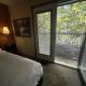 C10, Two bedroom, two bath log-sided, lake view, luxury Harbor North cottage with hot tub cottage Mount Ida - Foto 6