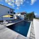 Apartment with a pool mountainview near the sea!