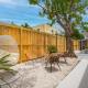 M Lake Worth Beach - Modern Villas Near West Palm Beach, Chic Retro Vibes, King Bed, Cozy Backyard, BBQ, Workspace, High-Speed Internet, Free Parking, 5 Minutes to Downtown & Beach, Lake Worth (fotografie 8)
