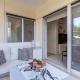 Hidden Gem: 2BR Artistic Retreat in Glyfada Center, Athen - Foto 3