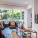 Hidden Gem: 2BR Artistic Retreat in Glyfada Center, Athen - Foto 4