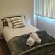 Leeson House in Harborne, Birmingham near Botanical Gardens, Queen Elizabeth Hospital, Birmingham University, Utilita Arena, Edgbaston Cricket Ground, Cadbury World and the Midland Art Centre, with free parking, Birmingham (foto 10)