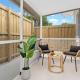 M Lake Worth Beach - Modern Villas Near West Palm Beach, Chic Retro Vibes, King Bed, Cozy Backyard, BBQ, Workspace, High-Speed Internet, Free Parking, 5 Minutes to Downtown & Beach, Lake Worth (fotografie 6)