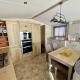 Waterside mini lodge - pet friendly, WiFi, direct beach access & club on site - Meadow Lakes Caravan & Lodge Hire, Ingoldmells - Foto 6