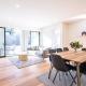 Cozy 4BR Getaway w/ Parking - 600m to Chadstone!, Oakleigh