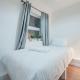Bright Cosy Cottage with Parking and Outdoor Patio, Londres - Foto 7
