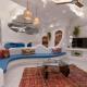 Villa Stonera by StayVista - Indoor pool, Mountain view, Outdoor firepit & A sprawling lawn for your perfect retreat, ナーシク - 写真 5