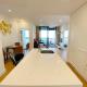 Cozy 2B2B Apartment with Free Parking & Penthouse Pool, Бокс-Хилл (фото 3)