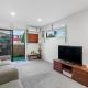 Stunning 2BR in Kelston - WIFI - Carpark, Окленд - Фото 1