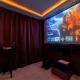 2BED Garden house w/Hot Tub, Sauna & Cinema room, Londýn - Fotografie 1