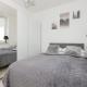Szlachecka Apartment with Balcony & Parking Warsaw by Noclegi Renters, Varsovia - Foto 3