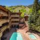 Fasching Haus Unit 310, Deluxe Condo w/ Stately Furnishings, Private Deck, A/C Aspen - Foto 4