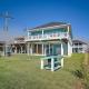 Walk to Ocean! Family-Friendly Crystal Beach Home, Crystal Beach (fotografie 2)