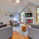 Hot Tub, Deck and Game Room Spacious Poconos Escape, Stroudsburg