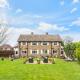 Hidden Cottage with Parking in Esher Surrey - Pass the Keys, Esher