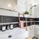 Sun-splashed Retreat in the Heart of a Vibrant Quarter, Budapeszt - Zdjęcie 10