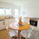 Spacious, bright & central home with all amenities, Окленд - Фото 2