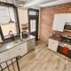 HostWise Stays - Prime Location in Lawrenceville, Exposed Brick 2BR Home Pittsburgh - Foto 3