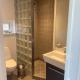 Værelse, bad og toilet i villa Naestved - Foto 9