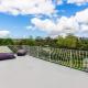 Sunny Side Getaway with views and deck, Окленд - Фото 3