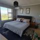 3 Bedroom Beach House with Ocean Views Across the Road from the Beach Bloubergstrand - Foto 10