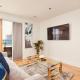 King Deluxe City Apt Large Space& Free Parking! NO Balcony, Лидс