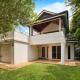 Clarkes Beach Villa - steps to beach & Byron town