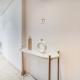 Canal-View Serenity: Modern Studio in Sterling, Dubaj - Zdjęcie 10