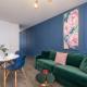 Blue and Green Apartment with Bright Pink Bedroom in Kraków by Noclegi Renters Cracovia - Foto 1