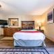 Charming Studio Deluxe w/kitchen #215 at Donner Lake Village, Траки (фото 7)