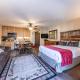 Charming Studio Deluxe w/kitchen #215 at Donner Lake Village, Траки