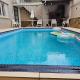 Belíssima Casa a Beira Mar com Piscina Aquecida Cobrado a Parte, 4 Quartos com Ar Condicionado, Amplo Salão de Jogos com Mesas de Bilhar e Pebolim, Amplo Espaço Externo com Churrasqueira em Deck Gourmet Coberto frente a Piscina, Tudo isso á Beira Mar, Praia Grande - Photo 2