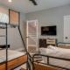Stylish 4Bed Retreat with Rooftop, Garage, Peloton, Sleeps 12, Fire Table, Gourmet Kitchen, Cozy Living Space, Dedicated Parking, Near Distilleries, Marathon Village and Nightlife, Chic Skyline Views, 24 Hour Hospitality, Nashville (foto 4)