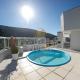 Cobertura com piscina e vista mar