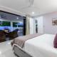The White House - 5 Bedrooms Close to Town & Beach, Port Douglas (foto 4)