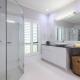 The White House - 5 Bedrooms Close to Town & Beach, Port Douglas (foto 10)