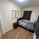 Queen Bed Apartment with Seamless Living & Kitchen, Newmarket (photo 9)