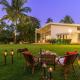 The Beach House by StayVista with Modern interiors, nearby beach, pool, lawn, Alibag - Foto 1