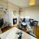 Bright, spacious apartment with off-road parking, Bath - Photo 6