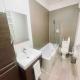 Bright, spacious apartment with off-road parking, Bath - Photo 10