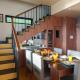 Dawn Ecstasy by StayVista - Hill-view villa with Modern interiors, Garden area & Indoor games, Mahabaleshwar - Foto 9