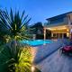 Villa Kirasi, Trat