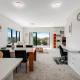 Sleek Vista Townhouse with deck and air-con, Окленд - Фото 4