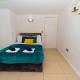 Spacious Flat with Patio & Parking in city centre Reading - Foto 8