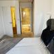 Modern Flat, Perfect Long Term Stay with FREE PARKING - High Speed to Kingscross & Stratford - FREE WIFI & DISNEY, Swanscombe (foto 6)