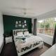Home away from Home - Jungle style, Окленд - Фото 3