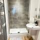 Modern Flat, Perfect Long Term Stay with FREE PARKING - High Speed to Kingscross & Stratford - FREE WIFI & DISNEY, Swanscombe (foto 3)