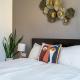 Elegant Getaway Near Iconic Eagles' Bridge, Sofía - Foto 6